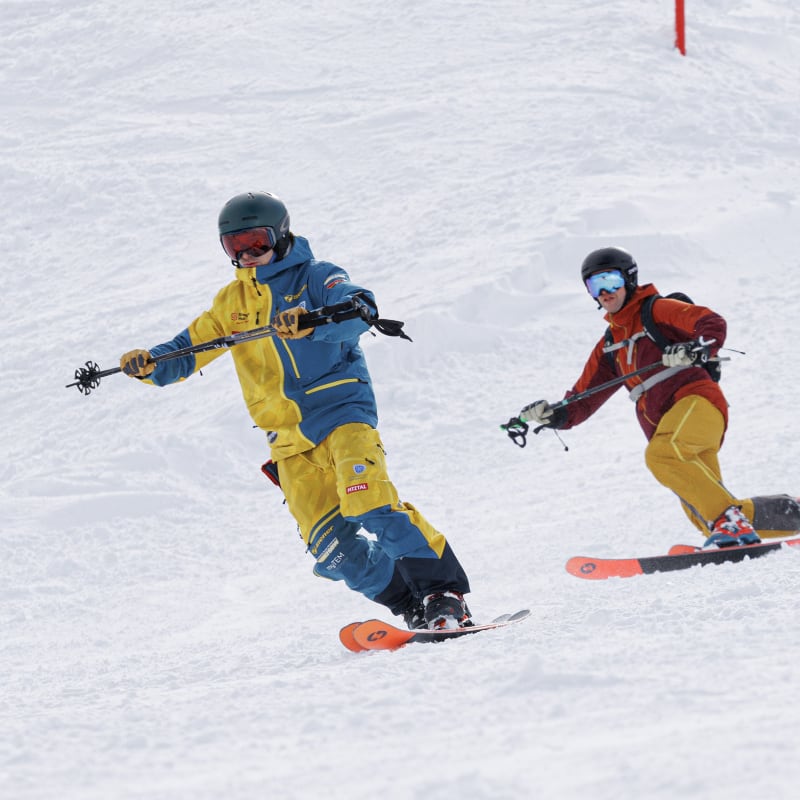 Rennläufer passiert ein Tor